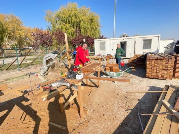 Tarihi Taş Köprüde Çelik Konstrüksiyon Üstüne Beton Atma ve Yürüyüş Yoluna Döşenecek Kereste Çalışması Yapılıyor