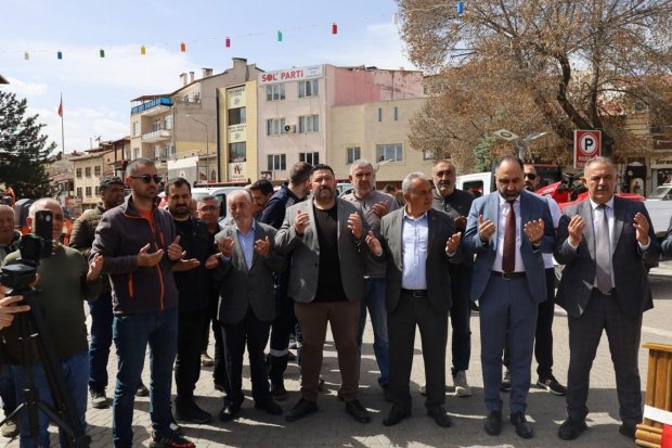 5 adet yeni damperli pikap, 1 adet kamyon, 1 adet yeni silindir ve 3 adet yeni çim biçme aracı