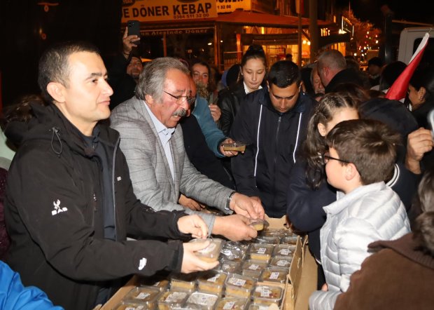 Cumhuriyet coşkusu meydanda yakılan sin sin ateşi ve çalınan marşlarla doyasıya kutlandı.