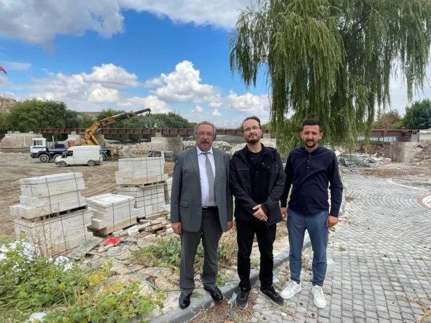 Belediye Başkanımız Mustafa Kenan Sarıtaş, Tarihi Taş Köprümüzdeki çalışmaları yerinde incelemeye devam ediyor.
