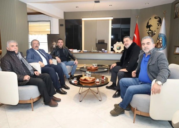 Sayın Muharrem Eryılmaz ile birlikte oğulları Sn. Hakkı Eryılmaz, Sn. Gökmen Eryılmaz ve Sn. Soner Eryılmaz, Belediye Başkanımız Sayın Mustafa Kenan Sarıtaş'ı ziyaret ettiler.