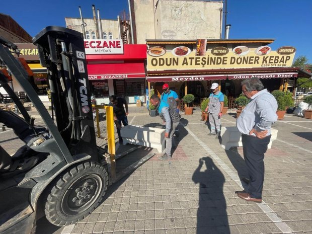 Belediyemizin çarşı merkezinde başlattığı yayalaştırma ve trafiği sınırlandırma çalışmalarının ardından, bölgenin estetik görünümünü de desteklemek üzere çarşı merkezine dekoratif çiçek saksıları temin edilerek yerleştirilmeye başlandı.