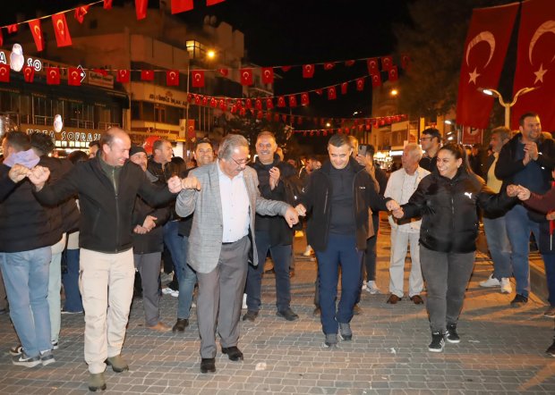 Cumhuriyet coşkusu meydanda yakılan sin sin ateşi ve çalınan marşlarla doyasıya kutlandı.