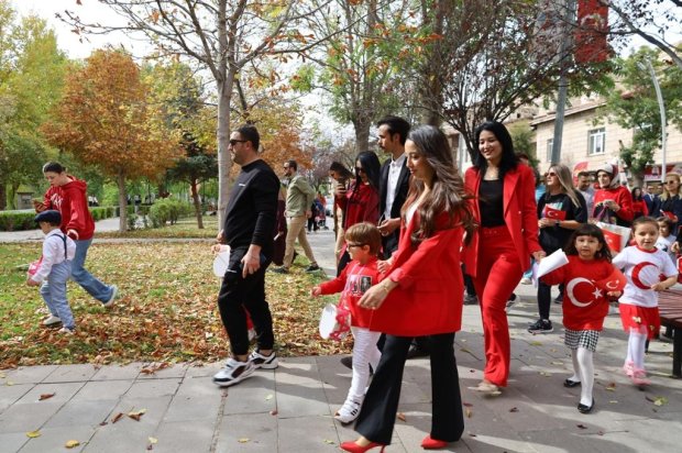 Cumhuriyetimizin 102. yılı etkinlikleri kapsamında, Avanos Mutlu Çocuk Anaokulu tarafından Cumhuriyet Korteji Yürüyüşü ve Çocuk Şenliği etkinliği düzenlendi.