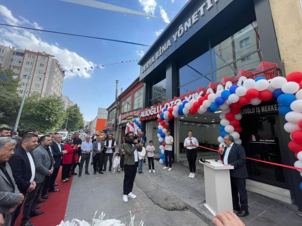 Belediye Başkanımız Sayın Mustafa Kenan Sarıtaş, ilçemizin kilit parke yol çalışmalarında ekibi ile birlikte büyük emek ve destekleri bulunan, iş insanı Sayın Kasım Tün’ün yeni iş yerinin açılışına katıldı.