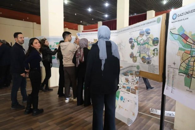 Gazi Üniversitesi Şehir ve Bölge Planlama Bölümü öğrencilerinin tasarım olarak 2040 yılı için Avanos’u planlama çalışmalarını içeren serginin açılışı yapıldı.