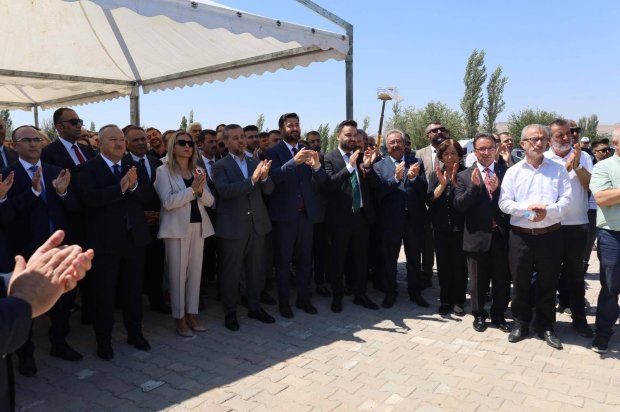 Ulaştırma ve Altyapı Bakanımız Sayın Abdulkadir Uraloğlu’nun katılımlarıyla kapsamlı şekilde restorasyonu tamamlanarak hizmete giren Tarihi Taş Köprümüzün resmi açılışı tören gerçekleştirildi.