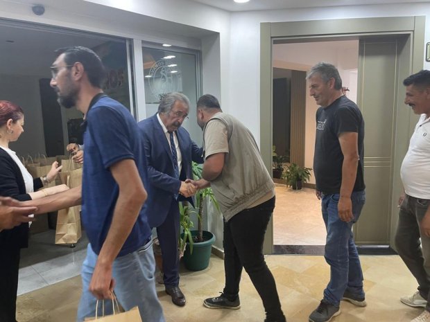 Belediye Başkanımız Sn. Mustafa Kenan Sarıtaş, Kurban Bayramı dolayısıyla belediye binasında ve bağlı hizmet birimlerinde görev yapan personelimizle bir araya gelerek bayramlaştı.