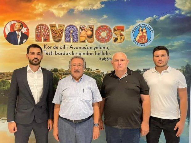 Em. Astsubay Mustafa Yenilmez oğulları Avukat Buğrahan Yenilmez ve Siyaset Bilimci Eren Yenilmez ile beraber Belediye Başkanımızı makamında ziyaret ettiler.