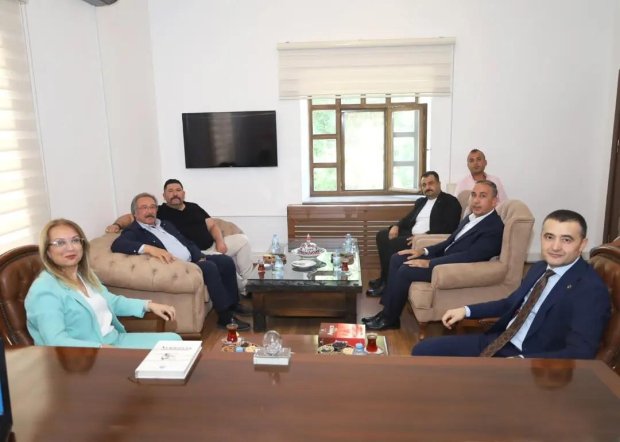 Belediye Başkanımız, Nevşehir Milletvekilimiz ve MHP Grup Başkan Vekili Prof. Dr. Filiz Kılıç ile birlikte Avanos Kaymakamımız Osman Bilici'yi ziyaret etti.
