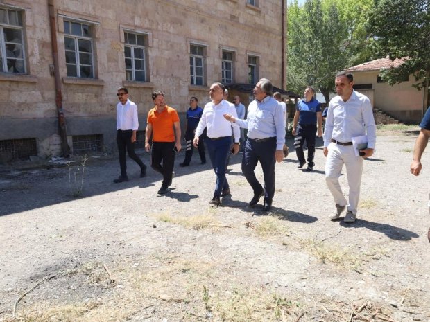 Kültür ve Turizm Bakanlığı Kütüphaneler ve Yayımlar Genel Müdürü Taner Beyoğlu, Belediye Başkanımız Mustafa Kenan Sarıtaş ile birlikte Eski Avanos Lisesinde incelemelerde bulundu.