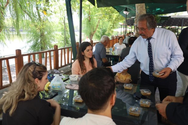 Tarihi Avanos Taşköprümüzün resmi açılış töreni dolayısıyla, Belediye Başkanımız Sayın Mustafa Kenan Sarıtaş'ın özel olarak hazırlattığı aşureler halkımıza ikram edildi.