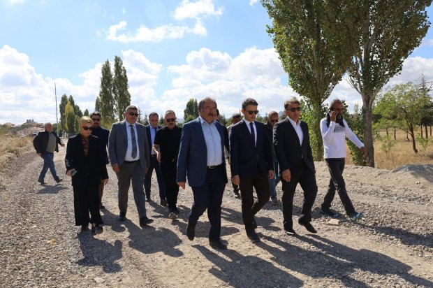 Çevre, Şehircilik ve İklim Değişikliği Bakanlığı Türkiye Çevre Ajansı ve Sıfır Atık Yönetim Direktörü Sayın Tuğrul Çamaş ile birlikte Belediye Başkanımız Sayın Mustafa Kenan Sarıtaş Avanos Çavuşin ve ve Zelve Paşabağları güzergahında devam eden asfalt ve