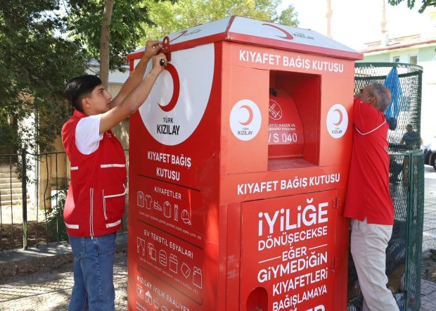 Avanos Belediye Başkanlığı, Türk Kızılay Nevşehir Şubesi ve Kızılay Lojiştik işbirliği protokolü kapsamında 8 noktaya kıyafet bağış kutuları yerleştirildi.