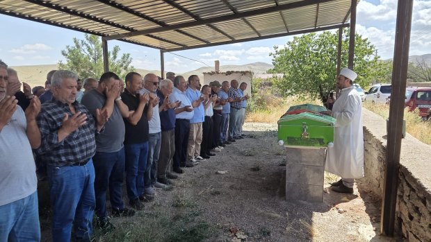 Belediye Başkanımız Sayın Mustafa Kenan Sarıtaş, Büyük Ayhan Köyü’nde merhume Selin Paçal Dölek’in cenaze merasimine katıldı.