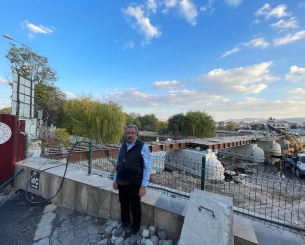 Tadilat çalışması hızlı bir şekilde devam eden Tarihi Taş Köprümüzde çelik konstrüksiyon bağlantısı ile ilçemizin iki yakası birbirine bağlandı.