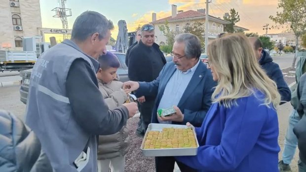 MHP TBMM Grup Başkanvekili, Nevşehir Milletvekilimiz Prof.Dr Filiz Kılıç ve Belediye Başkanımız Mustafa Kenan Sarıtaş Kapadokya Caddesinde devam eden sıcak asfalt yol yapım çalışmasını yerinde inceleyip çalışan işçilere tatlı ikram ettiler.