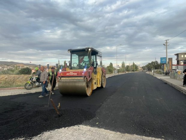 Belediye Başkanımız Sayın Mustafa Kenan Sarıtaş, Yeni Avanos Hükümet Konağı önündeki caddede yürütülen asfalt serim çalışmalarının son aşamalarını sahada bizzat takip etti.