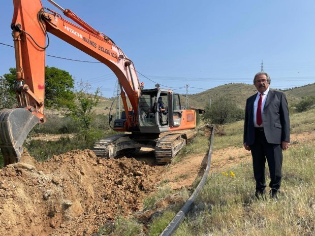 İlçemiz Köybağı Çay Yüzü Mevkii'nde bağları bulunan vatandaşlarımızın imece usulüyle temin ettikleri sulama borularının döşeme çalışmalarına, Belediyemiz Fen İşleri Müdürlüğü ekiplerince iş makineleri ile başlanmıştır.