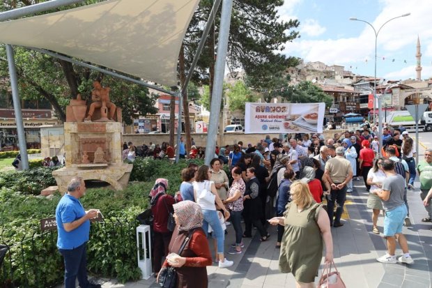 Belediye Başkanımız Sayın Mustafa Kenan Sarıtaş, Muharrem Ayı’nın manevi iklimi dolayısıyla Avanos Çarşı Meydanı’nda vatandaşlarımıza aşure ikramında bulundu.