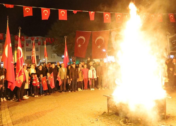 Cumhuriyet coşkusu meydanda yakılan sin sin ateşi ve çalınan marşlarla doyasıya kutlandı.