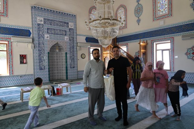 BELEDİYE BAŞKANIMIZDAN KUR'AN KURSU VE MÜZİK KURSU ÖĞRENCİLERİNE HEDİYE SÜRPRİZİ