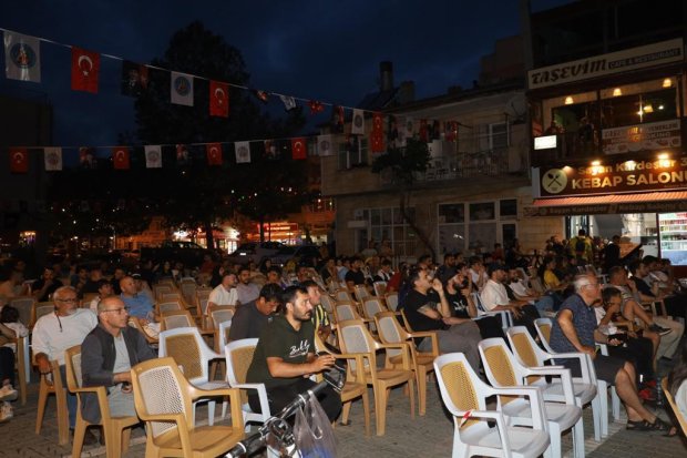 Dev ekranda maçı izleyen yüzlerce vatandaşımız, galibiyetle birlikte büyük bir coşku ve sevinç yaşadı.