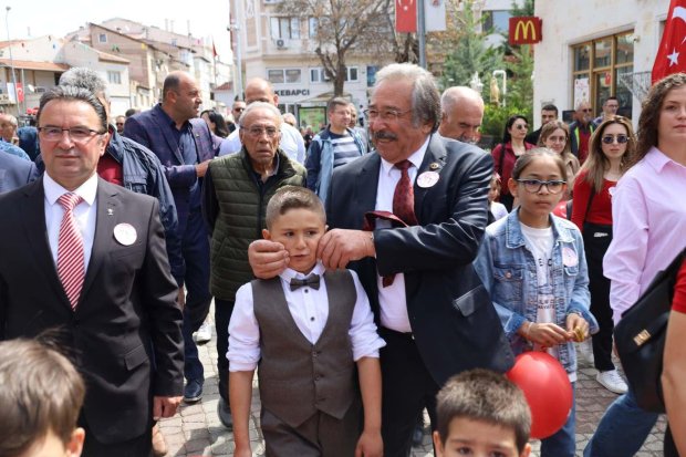 Avanos’ta 23 Nisan Ulusal Egemenlik ve Çocuk Bayramı, Çelenk Sunumu ve Kortej Yürüyüşü ile Başladı
