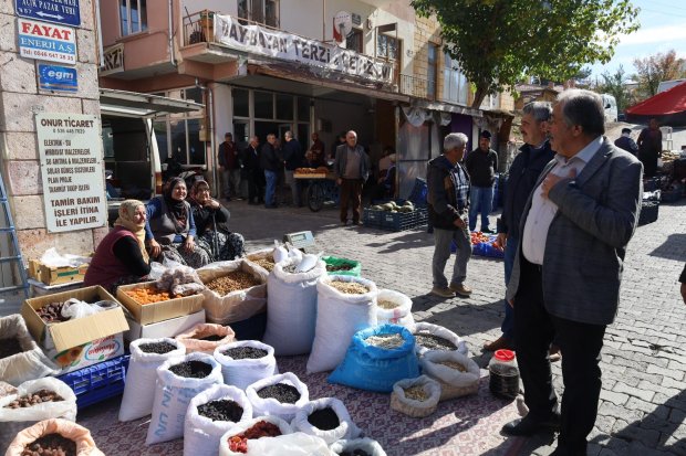 Belediye Başkanımız Sayın Mustafa Kenan Sarıtaş, Cuma günü pazaryerini ziyaret ederek esnaflarımızla ve hemşehrilerimizle tek tek sohbet etti.