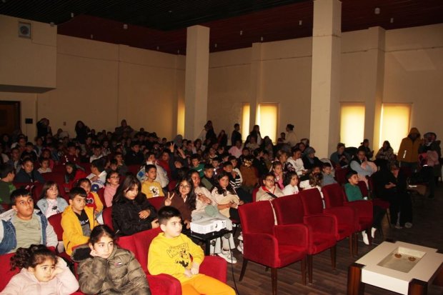 "61. Kütüphane Haftası" etkinlikleri kapsamında düzenlenen animasyon film gösterimi çocukların büyük ilgisi ve yoğun katılımıyla gerçekleştirildi.