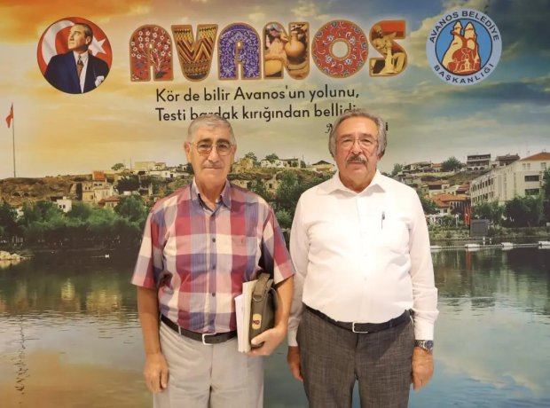 Emekli Öğretmen Kemal Uslu Belediye Başkanımız Mustafa Kenan Sarıtaş'ı makamında ziyaret etti, nazik ziyaretleri için teşekkür ederiz.