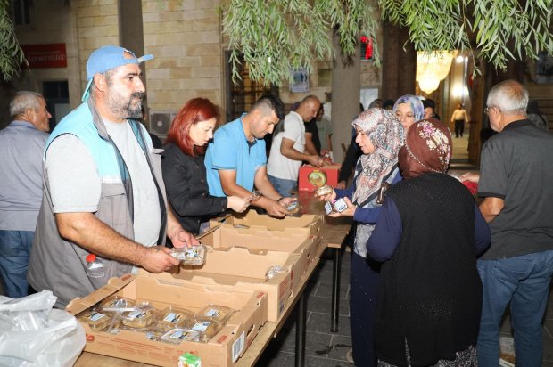 Mübarek Mevlid Kandili vesilesiyle, Belediyemiz Aşevi’nde özenle hazırlanan irmik helvaları, Avanos Şehit Şevket Tekin Merkez Camii’nde hemşehrilerimize ikram edildi.