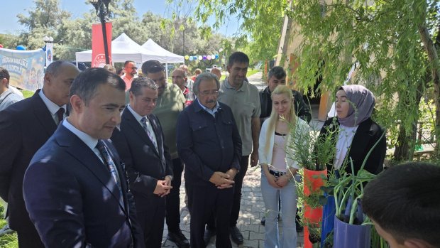 KALABA ATATÜRK İLKOKULUNUN DİKEY TARIM VE GERİ DÖNÜŞÜM YARIŞMALARINDA DERECEYE GİREN ÖĞRENCİLERE ÖDÜLLERİ TÖRENLE VERİLDİ