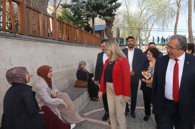 TBMM MHP Grup Başkanvekili ve Nevşehir Milletvekilimiz Sn. Prof. Dr. Filiz Kılıç, Belediye Başkanımız Sn. Mustafa Kenan Sarıtaş, MHP Avanos İlçe Başkanımız Sn. Alparslan Atasoy ve İl Genel Meclis Üyemiz Sn. Murat Öztürk, çarşı merkezinde ve Kızılırmak ken