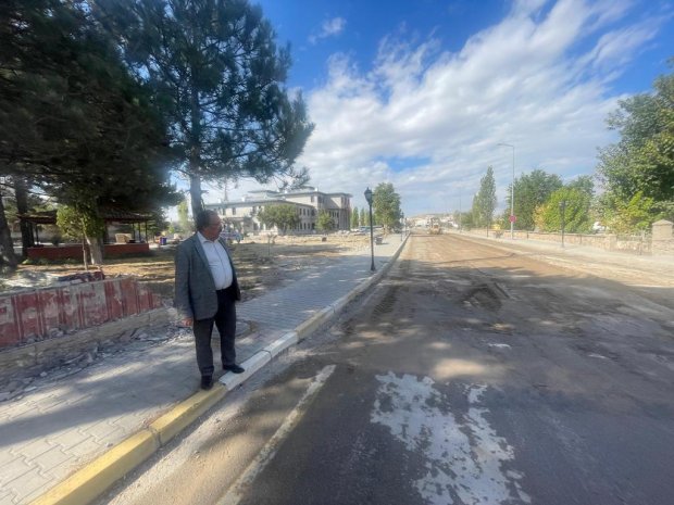 Belediyemiz tarafından Yeni Avanos Hükümet Konağı önündeki caddede yürütülen sıcak asfalt çalışmalarının son gününde, Belediye Başkanımız Sayın Mustafa Kenan Sarıtaş, sahada gösterdikleri yoğun çalışma nedeniyle personele teşekkür mahiyetinde yemek ikramı