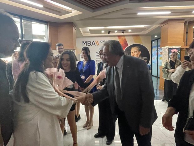 Belediye Başkanımız Sayın Mustafa Kenan Sarıtaş, kıymetli sanatçımız Sayın Türkan Şoray'a Sultan lakabı ile bilindiği için sultanların giydiği gücü temsil eden kaftan formunda Avanos'un geleneksel el sanatlarından Seramik takdim etti.