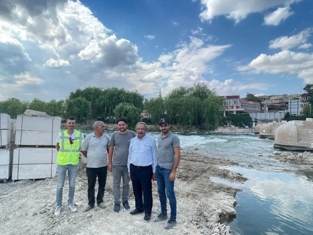 Belediye Başkanımız, restorasyon süreci devam eden Tarihi Taş Köprü’nün çalışmalarını yerinde inceledi.