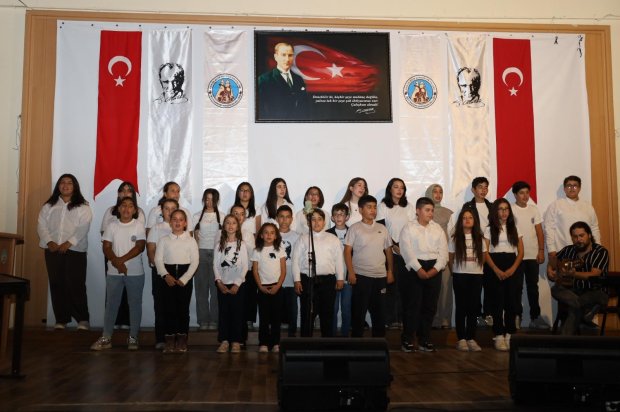 29 Ekim Cumhuriyet Bayramı kutlama etkinlikleri kapsamında, belediyemiz bünyesinde çalışmalarını sürdüren Türk Halk Müziği Korosu ve Çocuk Korosu tarafından Cumhuriyet Konseri ve Tiyatro Etkinliği gerçekleştirildi.