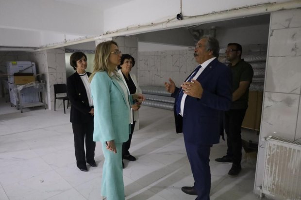 Milletvekilimiz Sayın Prof. Dr. Filiz Kılıç ve Belediye Başkanımız Sayın Mustafa Kenan Sarıtaş, sosyal tesislerde bulunan vatandaşlarımızla da sohbet ettiler ardından sosyal tesislerde devam eden çalışmaları incelediler.