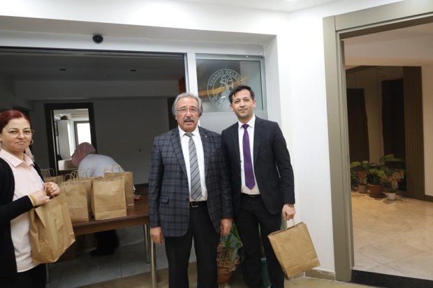 Belediye Başkanımız Sn. Mustafa Kenan Sarıtaş, Ramazan Bayramı dolayısı ile belediye binasında ve diğer hizmet birimlerinde görev yapan personellerimizle bayramlaştı.