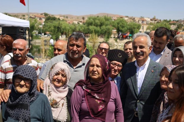 Ulaştırma ve Altyapı Bakanımız Sayın Abdulkadir Uraloğlu’nun katılımlarıyla kapsamlı şekilde restorasyonu tamamlanarak hizmete giren Tarihi Taş Köprümüzün resmi açılışı tören gerçekleştirildi.