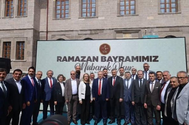 Belediye Başkanımız Sayın Mustafa Kenan Sarıtaş, Nevşehir Vilayetler Evi'nde gerçekleştirilen il protokolü bayramlaşma programına katıldı.