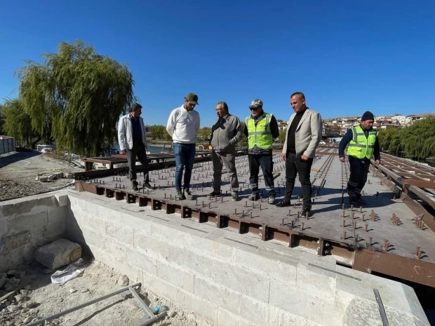 Belediye Başkanımız Mustafa Kenan Sarıtaş, Tarihi Taş Köprü’müzde devam eden tadilat çalışmasını yerinde inceledi.