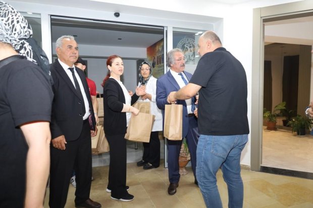 Belediye Başkanımız Sn. Mustafa Kenan Sarıtaş, Kurban Bayramı dolayısıyla belediye binasında ve bağlı hizmet birimlerinde görev yapan personelimizle bir araya gelerek bayramlaştı.