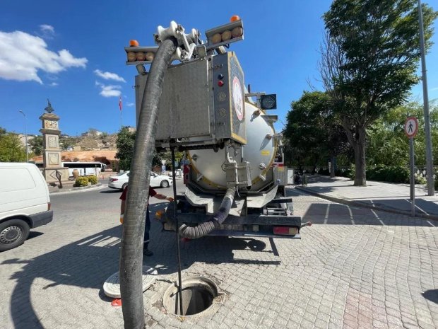 Belediye Başkanımız Mustafa Kenan Sarıtaş, İlçemiz çarşı merkezindeki kanalizasyon hattının temizliği için alanda çalışan ekiplerimizi ziyaret ederek; çalışmaları yerinde inceliyor.