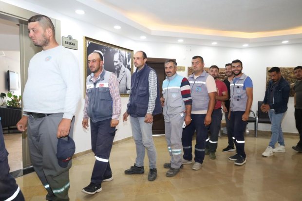 Belediye Başkanımız Sn. Mustafa Kenan Sarıtaş, Kurban Bayramı dolayısıyla belediye binasında ve bağlı hizmet birimlerinde görev yapan personelimizle bir araya gelerek bayramlaştı.