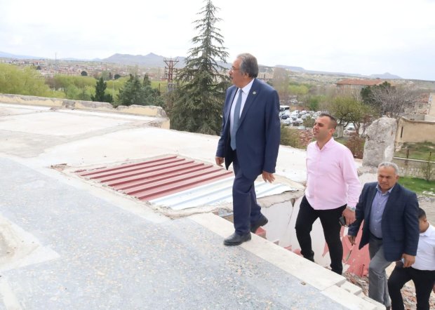Belediye Başkanımız Mustafa Kenan Sarıtaş, eski yurt binasında incelemeler yaptı.