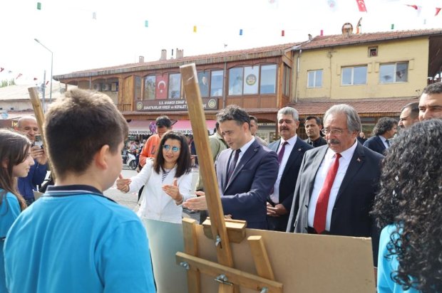 Belediye Başkanımız Sayın Mustafa Kenan Sarıtaş, Cumhuriyetimizin 102. yılı kutlamaları kapsamında düzenlenen törende, Cumhuriyet Meydanı’nda bulunan Atatürk Anıtı’na çelenk sundu.