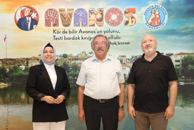 Gaziantep Büyükşehir Belediyesi GASKİ Genel Müdürlüğü Özel Kalem Müdürü Sayın Osman Yücel ile Gaziantep Anadolu Yazarlar Derneği Yönetim Kurulu Başkanı Sayın Gülşen Gazel, Belediye Başkanımız Sayın Mustafa Kenan Sarıtaş’ı ziyaret ettiler.