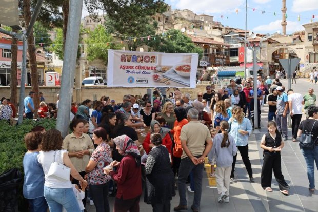 Belediye Başkanımız Sayın Mustafa Kenan Sarıtaş, Muharrem Ayı’nın manevi iklimi dolayısıyla Avanos Çarşı Meydanı’nda vatandaşlarımıza aşure ikramında bulundu.